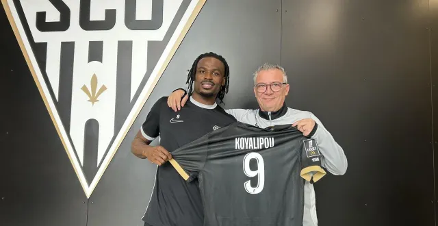 photo  goduin koyalipou aux côtés du directeur sportif du sco laurent boissier.  &copy;  photo co 