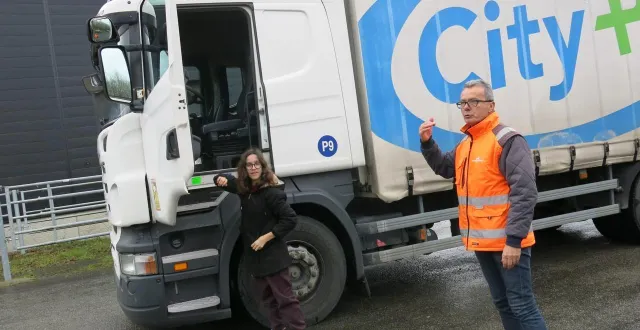 photo  les visiteurs du cofem ont pu tester la conduite d’un véhicule école de 19 tonnes du pôle de formation city pro.  &copy;  co - nadège desquiens 