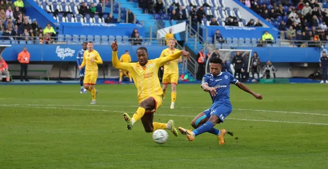 photo  l’abnégation du mans fc (ici samuel yohou) a eu raison du leader, troyes.  &copy;  photopqr/est eclair/maxppp 