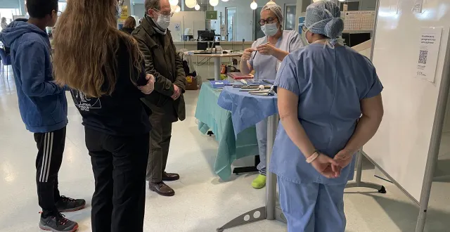 photo  l’occasion était donnée pour les visiteurs, curieux comme personnes intéressées, d’échanger avec les professionnelles du pôle santé sarthe et loir lors de cette journée portes ouvertes et job dating.  &copy;  ouest-france 