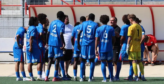 photo  24/08/25
football u19
sm caen le havre
l equipe de caen lors de la pause fraicheur  &copy;  marc olejnik 