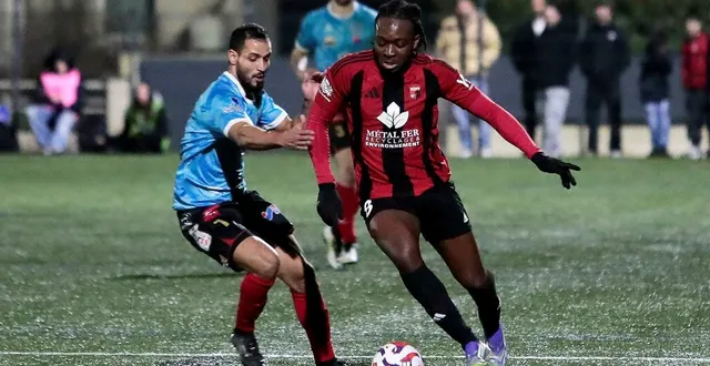 photo  rotimbo devance saïd cheick mais ce sont bien les thouarsais qui sont repartis avec les trois points de la victoire.  &copy;  co - benoit felace 
