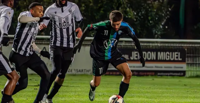 photo  samuel nzoimbengene balle au pied.  &copy;  arnaud despelchain 