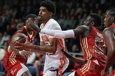 photo  le joueur de la sig en rouge abdoulaye ndoye est à la lutte avec le joueur du mans lucas dufeal.  &copy;  photopqr/dernieres nouvelles d’alsace/maxppp 