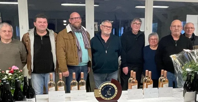 photo  samedi 24 janvier, la finale du challenge hestia s’est déroulée à la société du milieu de mazé-milon. une trentaine d’équipes y ont participé, représentant toutes les sociétés de la commune. au terme d’une partie très serrée, l’équipe de jean-claude debien et gilles papin l’a emporté face à l’équipe de mickaël barbin et xavier bougreau, sur le score de 12 à 11. william pirard et cédric gallard complètent le podium.  &copy;  document remis 