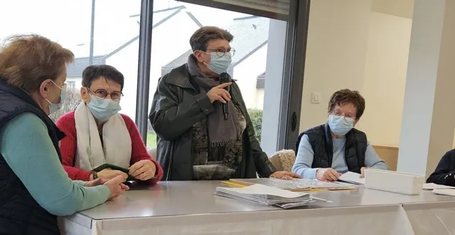 photo  de gauche à droite : jeanine baraize, jeanne quentin, christine olivier, liliane guillot, monique cadeau.  &copy;  co 