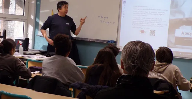 photo  un des intervenants au forum des métiers au collège jacques-peletier de changé.  &copy;  le maine libre 