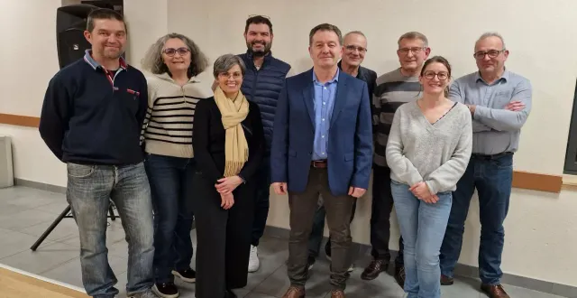 photo  entouré des membres du conseil municipal, le maire emmanuel demougeot (chemise et veste bleues) a présenté ses vœux.  &copy;  co. 