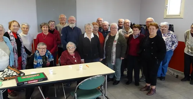 photo  rolande frago, présidente du club de l’amitié, debout, au centre, et les adhérents de l’association.  &copy;  co 