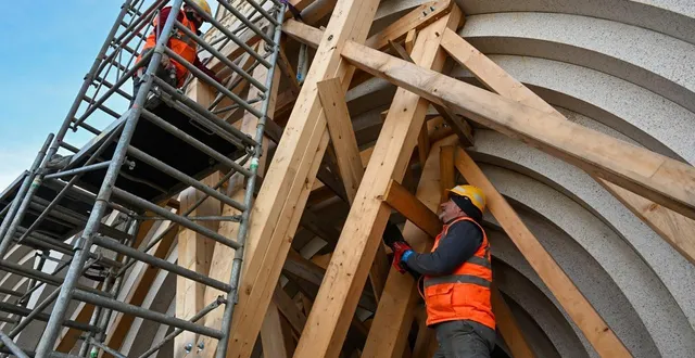 photo  angers, place mgr-chappoulie, 28 janvier 2026. les maçons de l’entreprise albizzeti (territoire de belfort) sont à pied d’œuvre depuis huit mois sur le site de la cathédrale saint-maurice. le décoffrage des cinq arcades de la galerie doit commencer la semaine prochaine.  &copy;  co - laurent combet 