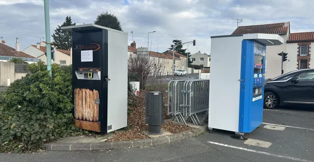 photo  à nuaillé, la mairie préfère acquérir le distributeur de baguettes pour ne pas le voir disparaître.  &copy;  ouest-france 