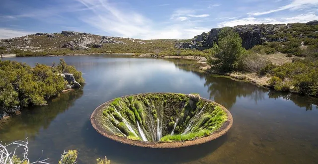 photo  le lac covão dos conchos au portugal.  &copy;  photo : jc ferreira - photographie / wikimedia commons 