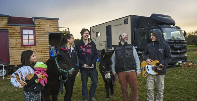 photo  emmy, maude, théo, yannick et arthur (avec gribouille le poney et louis l’âne) ont stationné leur camion et leur tiny house pendant une semaine en sarthe. ils veulent rejoindre la géorgie en passant par le cap nord.  &copy;  le maine libre - denis lambert 