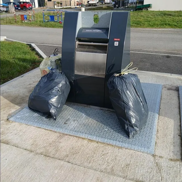 photo rue kassya à la flèche (sarthe), des riverains déplorent que les conteneurs à ordures ne soient pas plus régulièrement vidés.  ©  gérard vertu