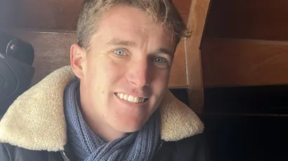 photo  tim darni, dans son bateau construit de ses mains. 