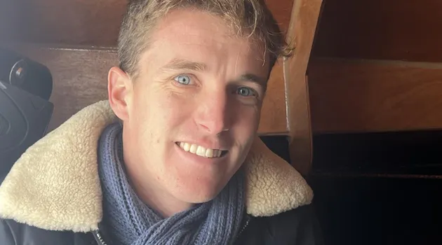 photo sport  tim darni, dans son bateau construit de ses mains. 