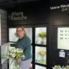 photo  odile jouteau est fleuriste à cholet. elle complète son offre en proposant des bouquets dans un distributeur accolé à son magasin. 