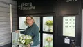 photo  odile jouteau est fleuriste à cholet. elle complète son offre en proposant des bouquets dans un distributeur accolé à son magasin. 