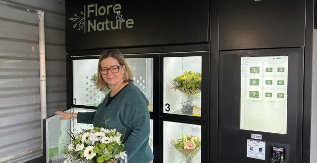 photo  odile jouteau est fleuriste à cholet. elle complète son offre en proposant des bouquets dans un distributeur accolé à son magasin.  &copy;  ouest-france 