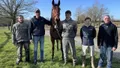photo  lauréate du très relevé prix bold eagle, samedi 24 janvier, à vincennes, liberté de choisel pose entourée de tous ceux qui prennent soin d’elle au quotidien à noëllet : romain boucault, l’entraîneur sylvain dupont, son fils émilien, laure-hélène tourneux et laurent delanoë (de gauche à droite). 