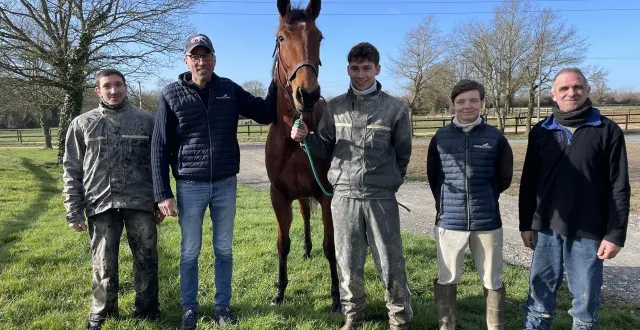 photo  lauréate du très relevé prix bold eagle, samedi 24 janvier, à vincennes, liberté de choisel pose entourée de tous ceux qui prennent soin d’elle au quotidien à noëllet : romain boucault, l’entraîneur sylvain dupont, son fils émilien, laure-hélène tourneux et laurent delanoë (de gauche à droite).  &copy;  ouest-france 