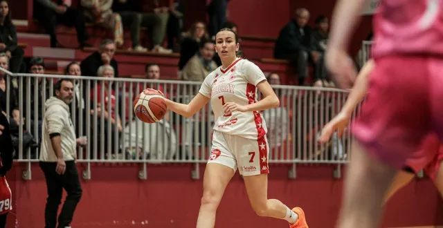 photo  les banderilles de flavie rabaud ont permis au bc chauray de rester au contact de martigues jusqu’à l’amorce du dernier quart-temps.  &copy;  co - jordan magnrron 