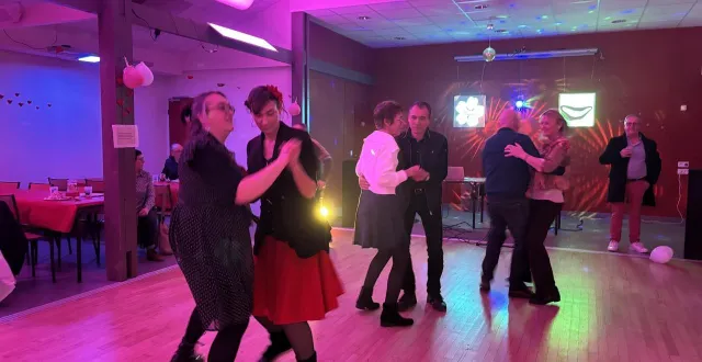 photo  des amies, des couples, mais surtout des célibataires, sur des musiques qui ne se dansent qu’à deux. la piste du speed dating des chaussettes seules était aussi un moyen de faire connaissance, à bulat-pestivien, samedi 31 janvier 2026.  &copy;  ouest-france 