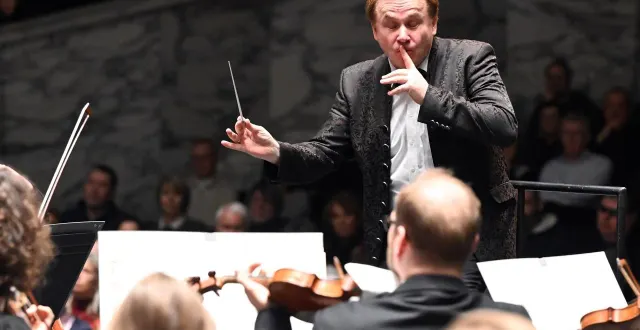 photo  le très expressif radoslaw szulc dirige le sinfonia varsovia.  &copy;  jérôme fouquet/ouest-france 