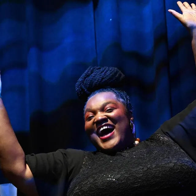 photo une chanteuse de l’american spiritual ensemble qui a enflammé le grand auditorium de son énergie communicative.  ©  jérôme fouquet/ouest-france