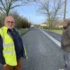 photo les adjoints jean-pierre ferrand et benoît legay (à droite) rue des mines : à gauche, le fossé recueillera les eaux de pluie.