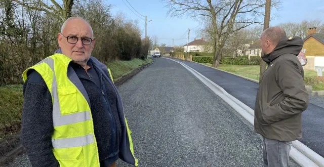 photo  les adjoints jean-pierre ferrand et benoît legay (à droite) rue des mines : à gauche, le fossé recueillera les eaux de pluie.  &copy;  le maine libre 