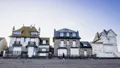 photo  des résidences secondaires aux volets fermées sur le front de mer à villers-sur-mer (calvados), le 24 janvier 2026. selon les données disponibles, 83 % des logements de la commune sont des résidences secondaires. 