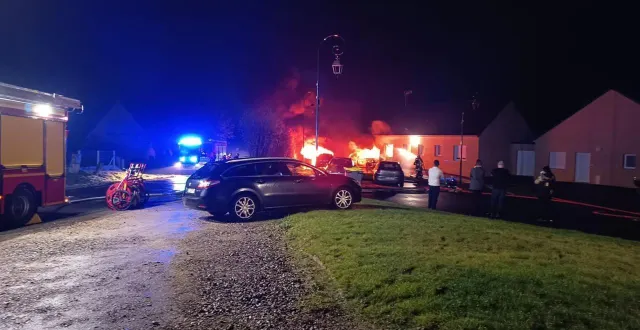photo  quatre centres de secours du perche ont envoyé des soldats du feu pour venir à bout des flammes.  &copy;  photo transmise 