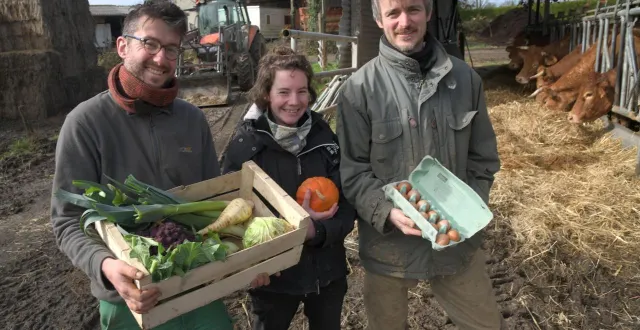 photo  co-présidée par martial favre (à droite), l’adear terre-mer accompagne les porteurs de projets agricoles, en faveur d’une agriculture paysanne.  &copy;  archives co - marie delage 