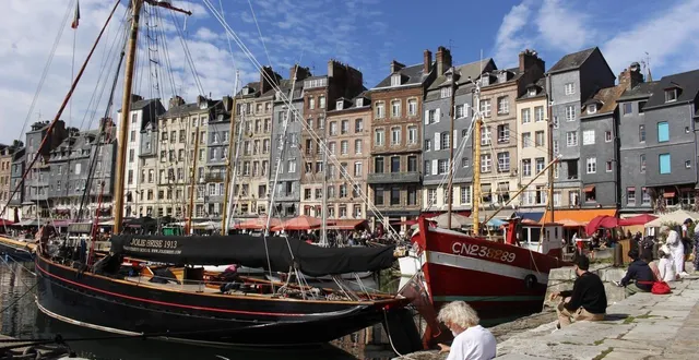 photo  le vieux bassin coloré d’honfleur abrite de nombreux anciens gréements.  &copy;  office de tourisme d’honfleur 