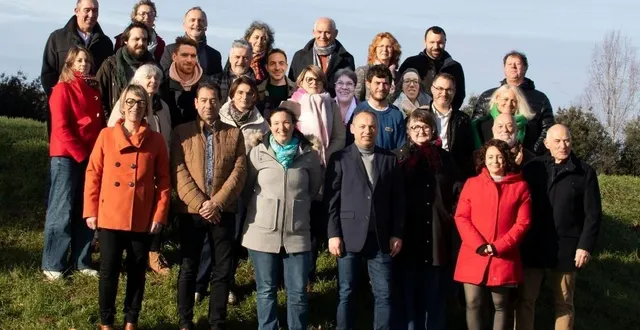 photo  henri-pierre babeau (devant, au centre) et ses colistiers, sous la bannière « échiré ensemble pour l’avenir ».  &copy;  co 