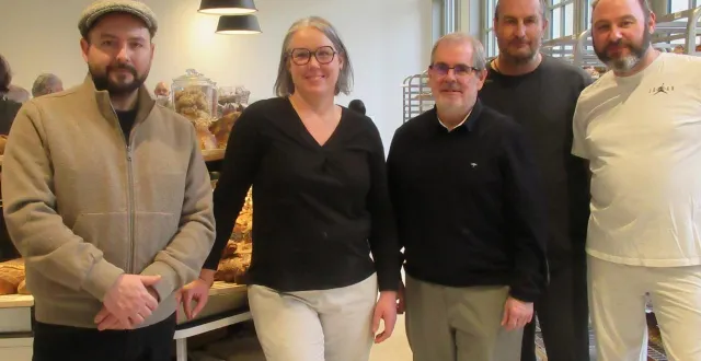 photo  émilie et philippe (pantalons blancs) accueillent les personnalités dans le magasin éclairé par les fenêtres remarquables de l’ancienne orangerie.   &copy;  co 