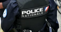 photo  les policiers ont d�couvert un des deux fr�res enferm� dans une chambre avec une blessure de couteau au cou. 