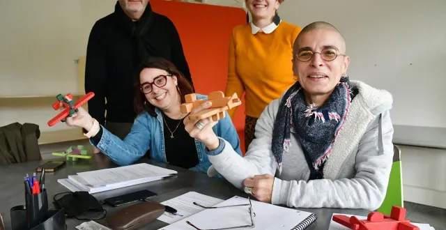 photo  « on est handicapé mais notre différence est une richesse et une force. elle nous donne un côté extraordinaire », estime nathalie (à droite) qui peut compter sur le soutien de lise bidegaray (à gauche), de roland krob et marion braud pour s’envoler.  &copy;  co - marie delage 