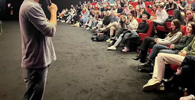 photo  pierre niney face aux spectateurs du cinéma pathé à nantes samedi.  &copy;  ouest-france 