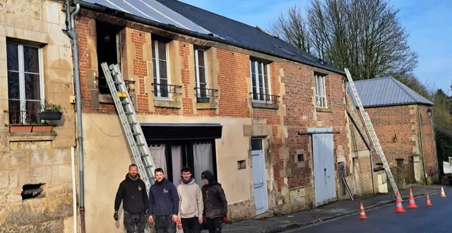 photo  l’entreprise tisserand a bâché le toit incendié du bar restaurant le relais d’m à exmes, commune déléguée de gouffern-en-auge.  &copy;  photo transmise par fernand binet 