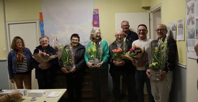 photo  odile david, adjointe aux affaires sociales, a remis des compositions florales aux neuf participants du concours des maisons fleuries.  &copy;  ouest-france 