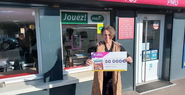 photo  aurélia clairay, propriétaire du bar tabac pmu le saint-sylvanais, présente le chèque de 50 000 € de la fdj.  &copy;  ouest-france 