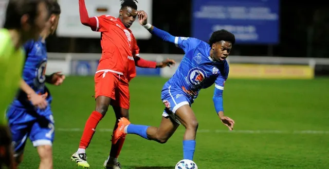 photo  chauray, stade municipal, samedi soir. les chauraisiens auraient pu gagner plus largement face à la rochelle, mais poursuivent leur bonne série.  &copy;  co - christophe bernard 