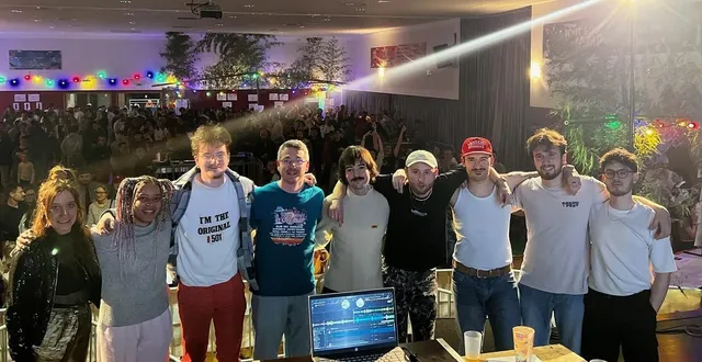 photo  les participants au tremplin posent avec le président du festival à tout bout d’champ, alban bouvet (quatrième à gauche), samedi 31 janvier 2026, à brûlon.  &copy;  cloé herisson 