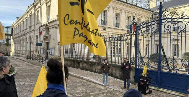 photo  « il est temps que les choix industriels et commerciaux soient enfin à la hauteur des engagements affichés pour une agriculture biologique paysanne et territoriale », exige la confédération paysanne.  &copy;  co 