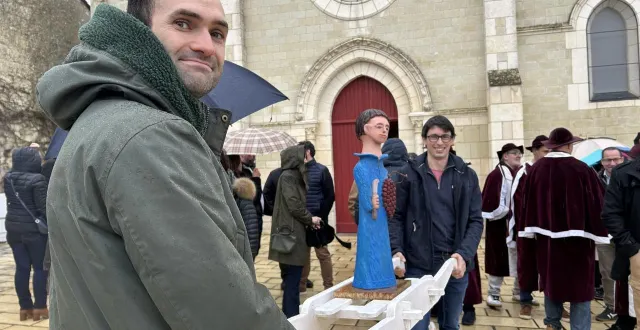photo  devant l’église de bouillé-loretz, ce dimanche 1er février, des vignerons du nord des deux-sèvres ont célébré saint-vincent, le saint-patron des vignerons représenté ici sous la forme d’une statuette.  &copy;  co antoine richard 