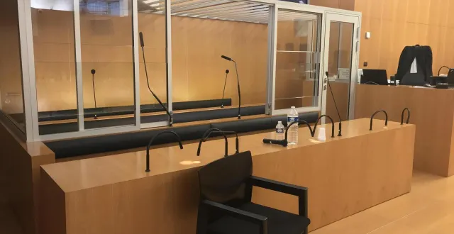 photo  l’homme âgé de 23 ans comparaîtra devant la cour d’assises du calvados, à caen, les mardi 3, mercredi 4 et jeudi 5 février 2026. il sera jugé dans ce box, réservé aux accusés qui comparaissent avec le statut de détenu.  &copy;  ouest-france 