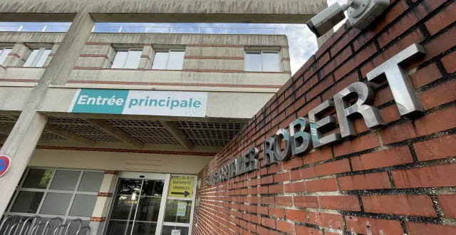 photo  un collectif de soignants rassemblant une quarantaine de professionnels de santé dont une majorité exerçant au sein du centre hospitalier erdre et loire défend « un hôpital de premier recours ancré dans le territoire ».  &copy;  ouest-france 