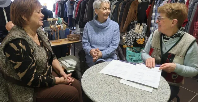 photo  baugé, le 29 janvier 2026. martine billoteau, véronique brichet et agnès girard, qui comptent parmi les bénévoles de la boutique solidaire, prennent plaisir à s’y retrouver.  &copy;  co - agathe le nueff 